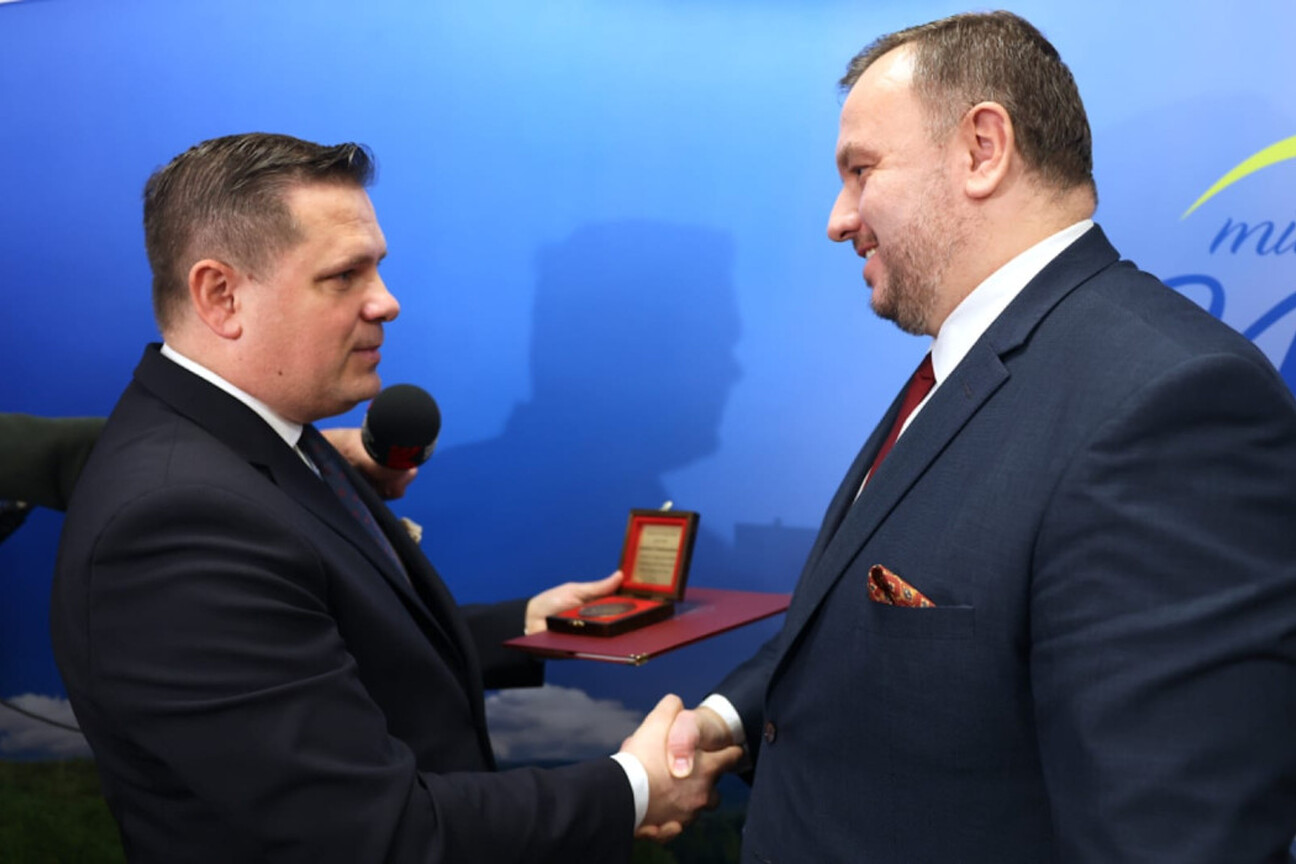 Marszałek Silesii Jakub Chełstowski otrzymuje Medal im. Bogumiła Hoffa w Wisle. (wygenerowano przez AI)