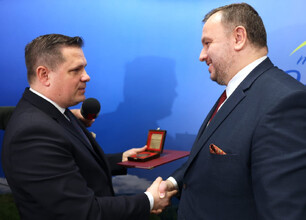 Marszałek Silesii Jakub Chełstowski otrzymuje Medal im. Bogumiła Hoffa w Wisle. (wygenerowano przez AI)