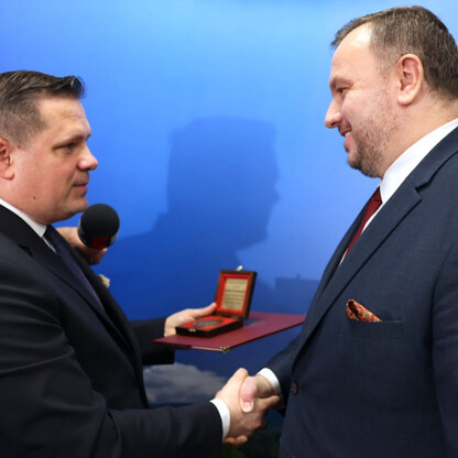 Jakub Chełstowski, Marszałek Województwa Śląskiego, otrzymuje Medal Bogumiła Hoffa od samorządu Wisły. (wygenerowano przez AI)