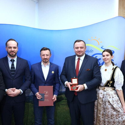 Marszałek Silesii Jakub Chełstowski otrzymuje Medal im. Bogumiła Hoffa w Wisle. (wygenerowano przez AI)