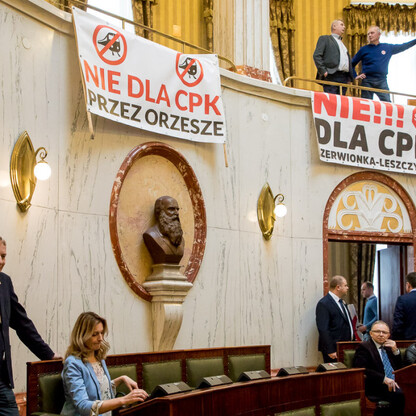 Wojciech Saługa, Marszałek Województwa Śląskiego, omawia projekt Centralnego Portu Komunikacyjnego w Sali Sejmu Śląskiego. (wygenerowano przez AI)