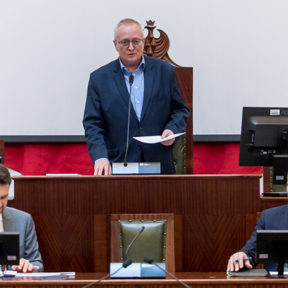 Spotkanie w Sali Sejmu Śląskiego, gdzie przedstawiciele CPK i samorządowcy omawiają projekt szybkiej linii kolejowej Katowice-Ostrawa. (wygenerowano przez AI)