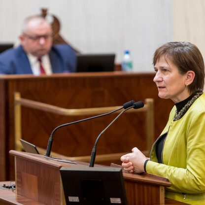 Spotkanie w Sali Sejmu Śląskiego, gdzie przedstawiciele CPK i samorządowcy omawiają projekt szybkiej linii kolejowej. (wygenerowano przez AI)
