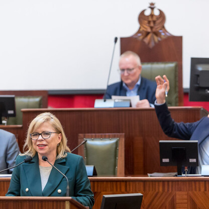 Spotkanie w Sali Sejmu Śląskiego, gdzie przedstawiciele CPK i samorządowcy omawiają projekt inwestycji. (wygenerowano przez AI)