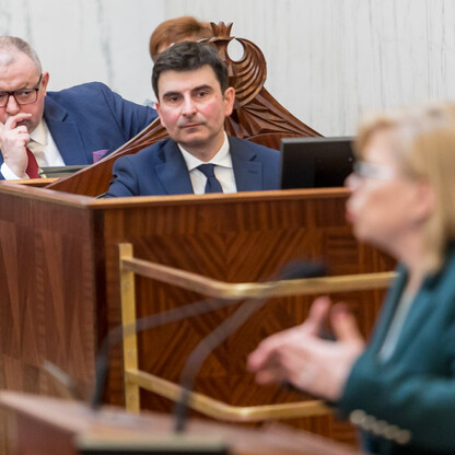 Spotkanie wiceministrów z samorządowcami i społecznymi w Sali Sejmu Śląskiego. (wygenerowano przez AI)
