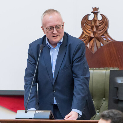 Wiceminister Maciej Lasek przemawia na spotkaniu w Sali Sejmu Śląskiego, omawiając projekty Centralnego Portu Komunikacyjnego. (wygenerowano przez AI)