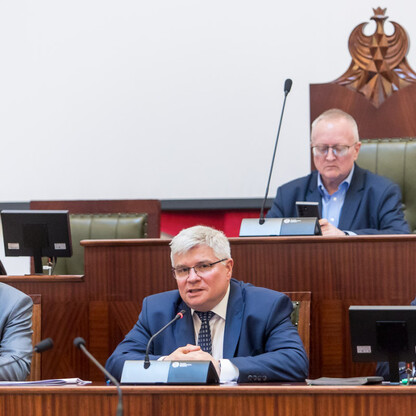 Spotkanie w Sali Sejmu Śląskiego, dyskusja o projekcie CPK, audyt i wizyta wiceministrów. (wygenerowano przez AI)