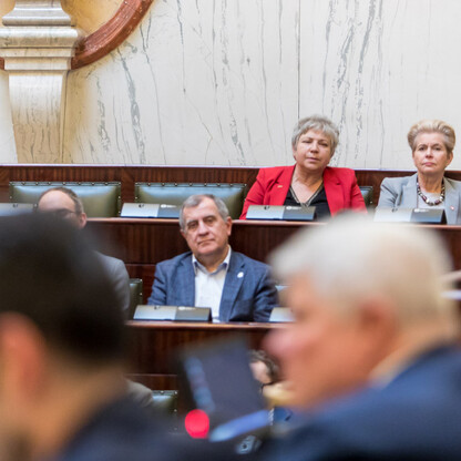 Spotkanie wiceministrów i samorządowców w Sali Sejmu Śląskiego, omawiające projekt Centralnego Portu Komunikacyjnego. (wygenerowano przez AI)
