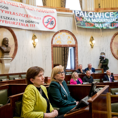Spotkanie w Sali Sejmu Śląskiego, gdzie przedstawiciele CPK i samorządowcy omawiają projekt modernizacji portu. (wygenerowano przez AI)