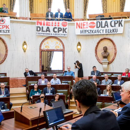 Spotkanie w Sali Sejmu Śląskiego, dyskusja o projekcie Centralnego Portu Komunikacyjnego. (wygenerowano przez AI)