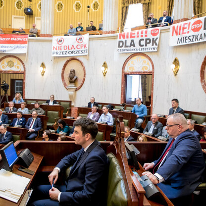 Spotkanie wiceministrów z samorządowcami i społecznymi w Sali Sejmu Śląskiego. (wygenerowano przez AI)