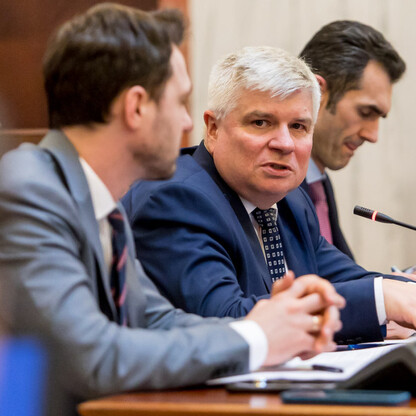 Spotkanie wiceministrów z samorządowcami i społecznymi w Sali Sejmu Śląskiego. (wygenerowano przez AI)