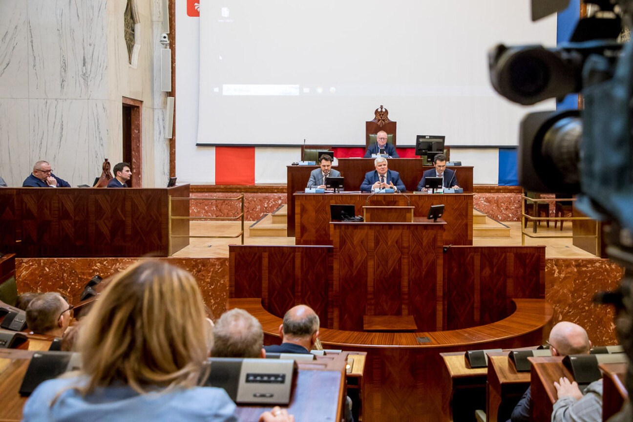 Spotkanie wiceministrów i samorządowców w Sali Sejmu Śląskiego, omawiające projekt Centralnego Portu Komunikacyjnego. (wygenerowano przez AI)