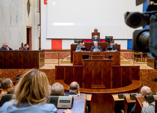 Spotkanie wiceministrów i samorządowców w Sali Sejmu Śląskiego, omawiające projekt Centralnego Portu Komunikacyjnego. (wygenerowano przez AI)