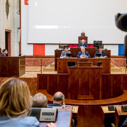 Spotkanie w Sali Sejmu Śląskiego, gdzie przedstawiciele rządu i samorządowcy omawiają projekt Centralnego Portu Komunikacyjnego. (wygenerowano przez AI)