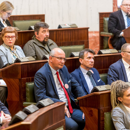 Spotkanie wiceministrów Macieja Laskiego i Piotra Malepszaka z samorządowcami i społeczną stroną w Sali Sejmiku Śląskiego. (wygenerowano przez AI)