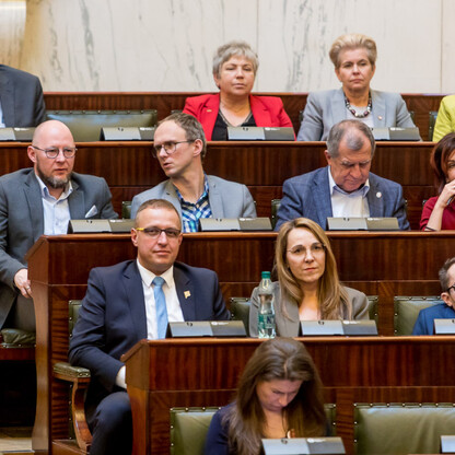 Spotkanie wiceministrów i samorządowców w Sali Sejmu Śląskiego, omawiające projekt Centralnego Portu Komunikacyjnego. (wygenerowano przez AI)