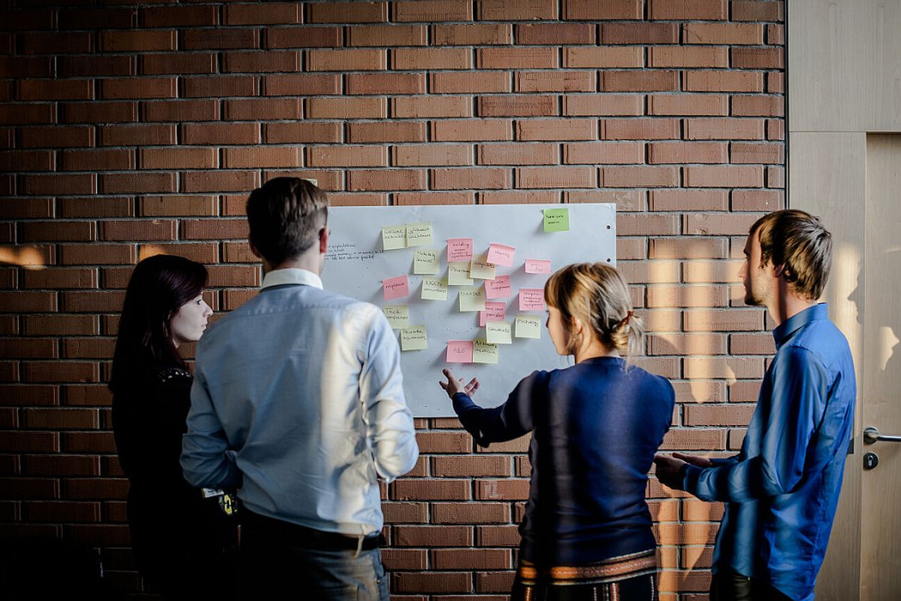 Grupa profesjonalistów z Rybnika w trakcie sesji brainstormingu w Centrum Kulturalno-Edukacyjnym w Czerwionce-Leszczynach. (wygenerowano przez AI)