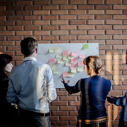 Grupa profesjonalistów z Rybnika w trakcie sesji brainstormingu w Centrum Kulturalno-Edukacyjnym w Czerwionce-Leszczynach. (wygenerowano przez AI)