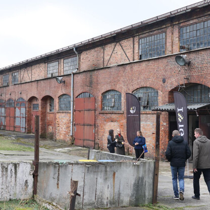 Historyczny budynek z cegły, adaptowany do celów kulturalnych, znajdujący się w Tarnowskich Górach, wpisany na listę UNESCO. (wygenerowano przez AI)