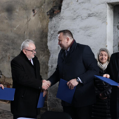 Podpis: Umowa o utworzenie instytucji kultury w Szybie Staszic podpisana w Tarnowskich Górach. (wygenerowano przez AI)