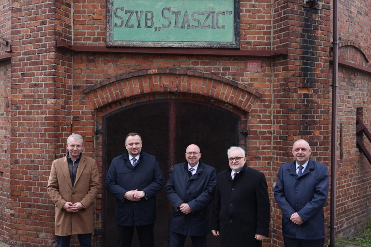 Dawny szyb Staszic w Tarnowskich Górach, teraz przekształcony w instytucję kultury. (wygenerowano przez AI)