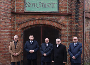 Dawny szyb Staszic w Tarnowskich Górach, teraz przekształcony w instytucję kultury. (wygenerowano przez AI)