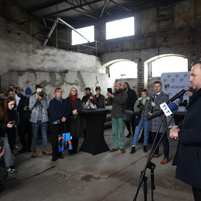 Widoczna jest konferencja prasowa w dawnym szybie Staszic, teraz przekształcanym w instytucję kultury UNESCO. (wygenerowano przez AI)