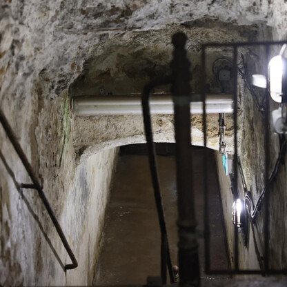 Narrow, dimly lit underground passage of Szyb Staszic, a historic mine in Tarnowskie Góry, Poland. (wygenerowano przez AI)