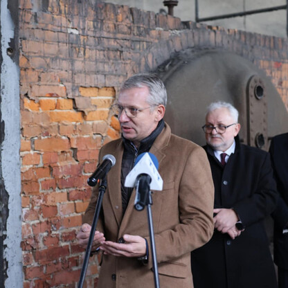 Zabytkowy Szyb Staszic w Tarnowskich Górach, adaptowany do funkcji kulturalnej, z udziałem Województwa Śląskiego i gminy Tarnowskie Góry. (wygenerowano przez AI)