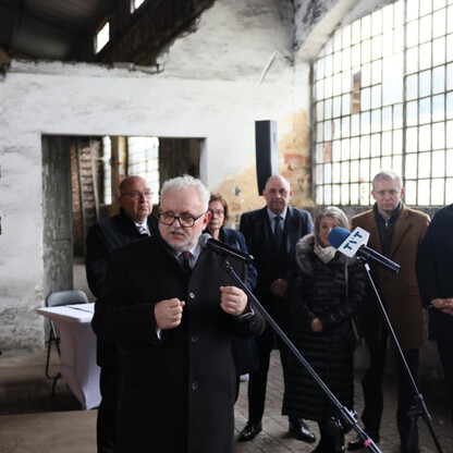 Zebrała się grupa oficjalna w dawnej kopalni Szyb Staszic, aby omówić adaptację obiektu do instytucji kultury. (wygenerowano przez AI)