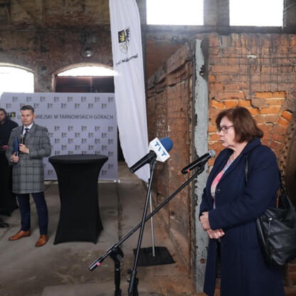 Zebrała się grupa oficjalna na otwarciu nowej instytucji kultury w Szybie Staszic, wpisanym na listę światowego dziedzictwa UNESCO. (wygenerowano przez AI)