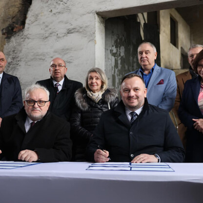 Podpisywanie umowy o utworzenie instytucji kultury w Szybie Staszic w Tarnowskich Górach. (wygenerowano przez AI)