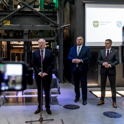 Formalne spotkanie w Ignacy Coal Mine w Rybniku, gdzie przedstawiciele Województwa Śląskiego i lokalnych władz omawiają partnerstwo w zarządzaniu kopalnią. (wygenerowano przez AI)