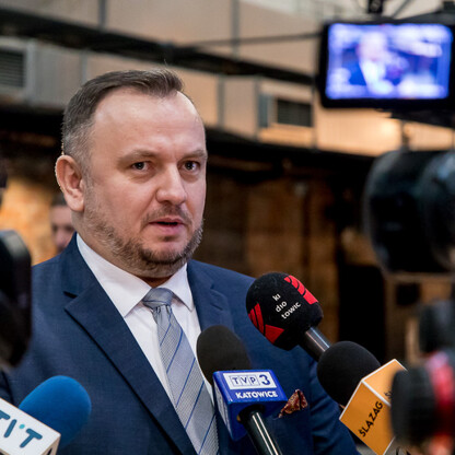W wydarzeniu z udziałem marszałka Jakuba Chełstowskiego, prezydenta Rybnika Piotra Kuczera i radnego Sejmiku Województwa Śląskiego, Grzegorza Wolnika, omawiano współprowadzenie zabytkowej Kopalni Igna (wygenerowano przez AI)