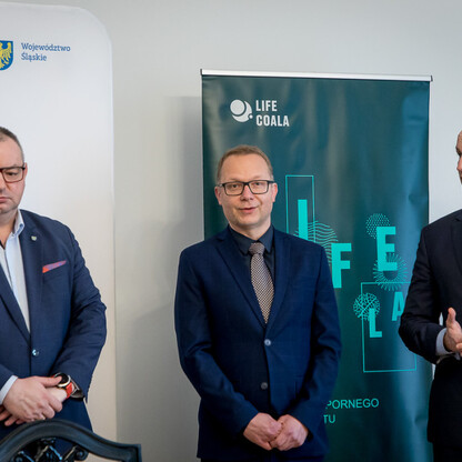 Trzech mężczyzn w strojach formalnych przedstawiających Województwo Śląskie i LIFE COALA projekt. (wygenerowano przez AI)