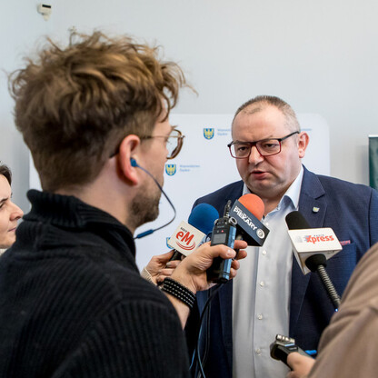 Województwo Śląskie: Konferencja prasowa o planie adaptacji do zmian klimatu. (wygenerowano przez AI)
