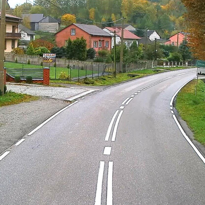 Rozpoczynają się prace modernizacyjne na drodze wojewódzkiej DW 794 w Smoleniu, obejmujące budowę chodników i ciągów pieszo-rowerowych. (wygenerowano przez AI)