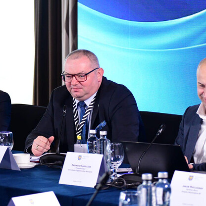 Panel dyskusyjny podczas I Sesji Konwentu Marszałków Województw RP w Istebnej, skupiający się na ekologii i edukacji. (wygenerowano przez AI)