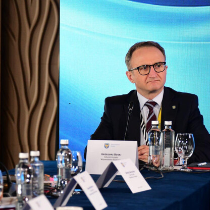 Grzegorz Boski, wicemarszałek województwa śląskiego, prowadzi spotkanie w konwencie marszałków województw RP, omawiając inicjatywy edukacyjne i ekologiczne. (wygenerowano przez AI)