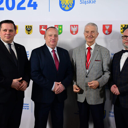 Galeria regionalnych liderów dyskutuje o ekologii i edukacji w Śląsku. (wygenerowano przez AI)