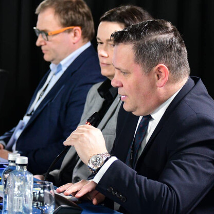 Formalna sesja konferencyjna w I Posiedzeniu Konwentu Marszałków Województw RP, gdzie regionalni liderzy dyskutują o ekologii i edukacji. (wygenerowano przez AI)