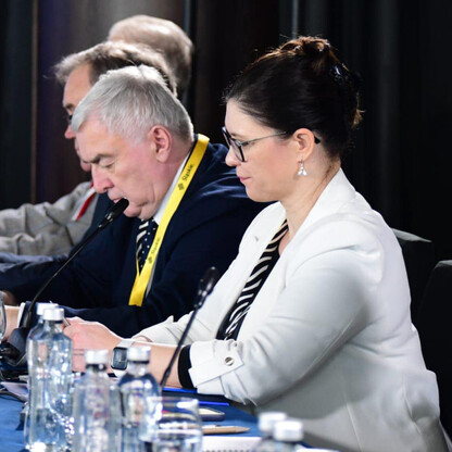 Formalna sesja dyskusyjna w Śląsku, skupiona na ekologii i edukacji. (wygenerowano przez AI)