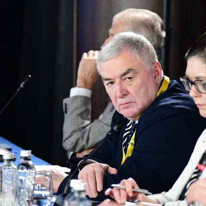 Formalna sesja w Istebnej, temat: poprawa jakości powietrza i rola nauki w rozwoju regionalnym. (wygenerowano przez AI)