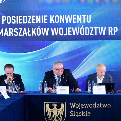 Konwent Marszałków Województw RP w Istebnej, dyskusja o ekologii i edukacji. (wygenerowano przez AI)
