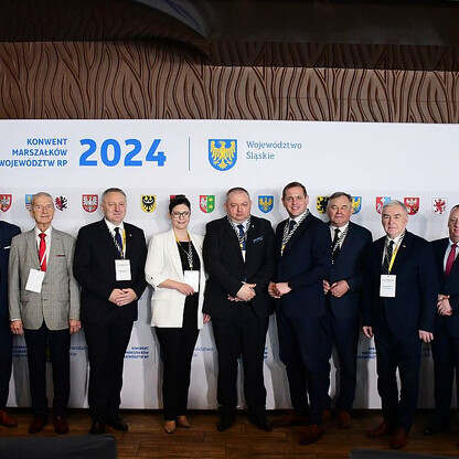Zebrała się grupa samorządowców na konwencie województw w Śląsku, omawiając ekologię i edukację. (wygenerowano przez AI)