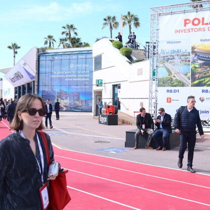 Wystawa inwestycyjna w Cannes: Śląsk prezentuje swoje miasta jako atrakcyjne inwestycyjnie. (wygenerowano przez AI)