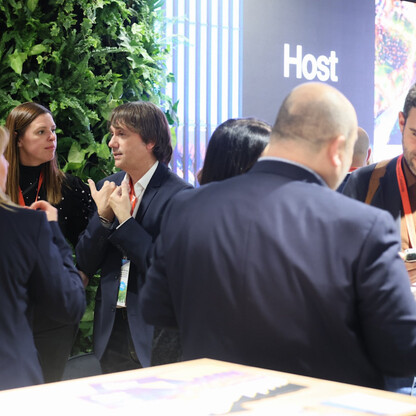 Profesjonalni uczestnicy MIPIM w Cannes omawiają strategie inwestycyjne Śląska. (wygenerowano przez AI)