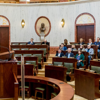 Formalne spotkanie Zespołu Geodetów Województw w Katowicach, gdzie omawiane są tematy związane z geodezją i kartografią. (wygenerowano przez AI)