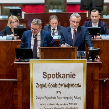 Zespoł Geodetów Województw spotkał się w Katowicach, omawiając geodezję i topografię. (wygenerowano przez AI)